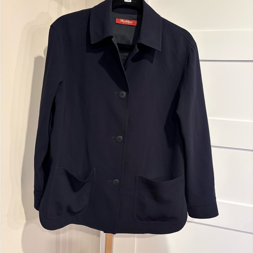 Max Mara Studio Light Weight Blazer.U.S. Size 4 Oversized. PTP 20’’.Loose Button